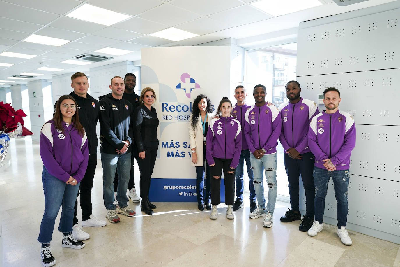 La visita de los deportistas a los hospitales de Valladolid, en imágenes