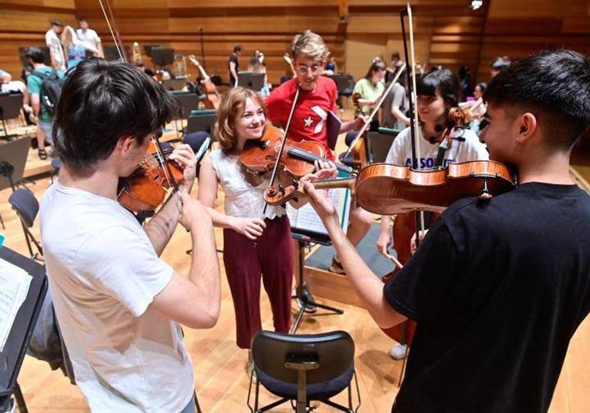 Músicos de la OSCyL Joven ensayan en Valladolid.