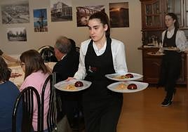 Las alumnas de Restauración sirven el postre en el restaurante del IES Virgen de la Calle, este jueves.