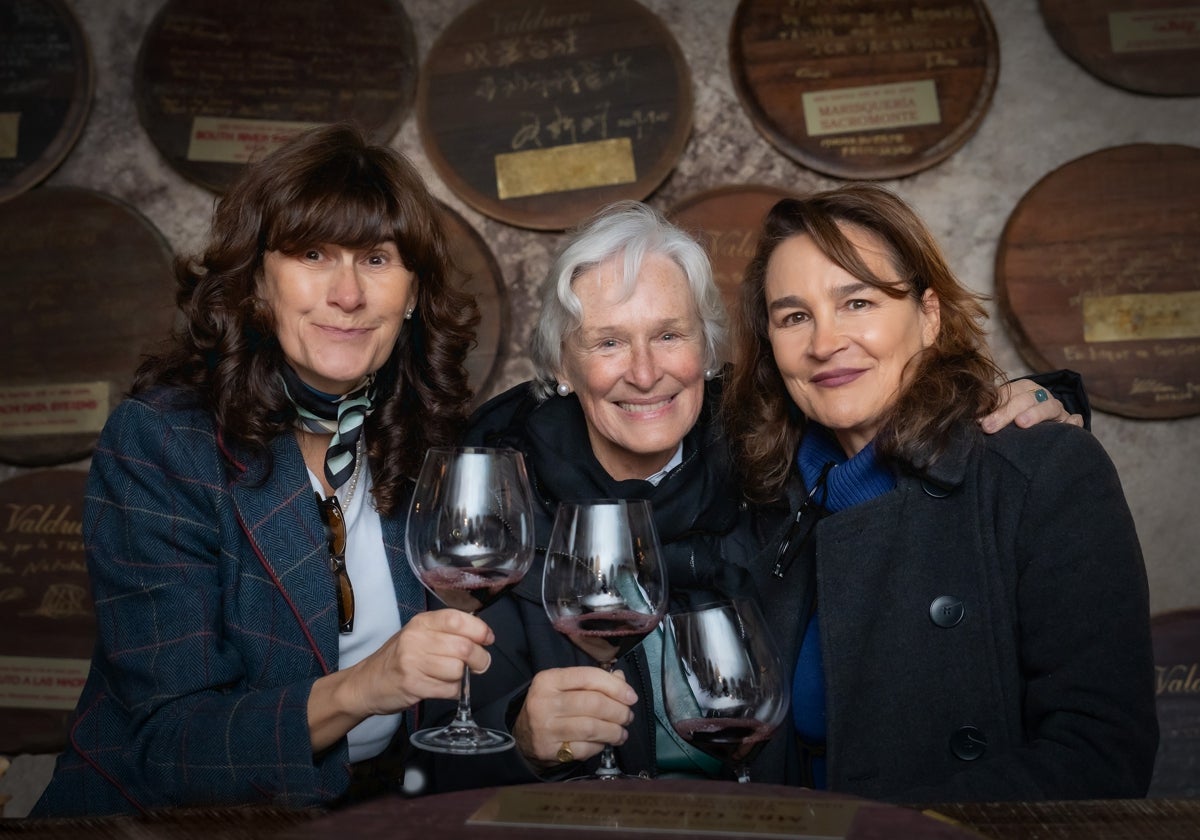 Glenn Close con las hermanas García Viadero; Yolanda (izquierda de la imagen) y Carolina (derecha de la imagen).