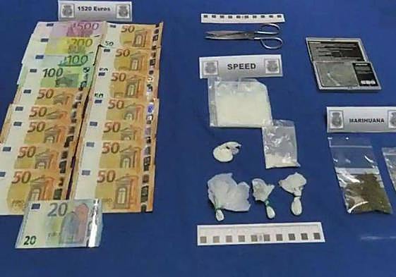 Droga y dinero incautado en el bar.