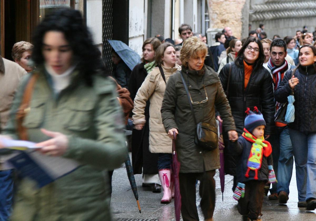 Segovianos y visitantes se entremezclan en una céntrica calle de la capital.