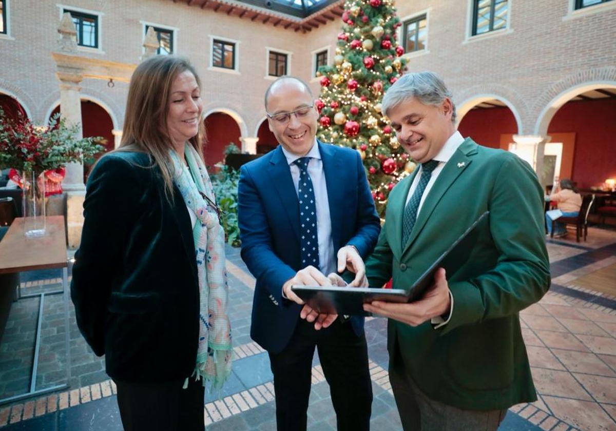 La gerente de la Asociación de Hoteles de Valladolid, Raquel González, junto con el presidente, Francisco de Frutos y el vicepresidente primero, Luis Martínez-Iñiguez.