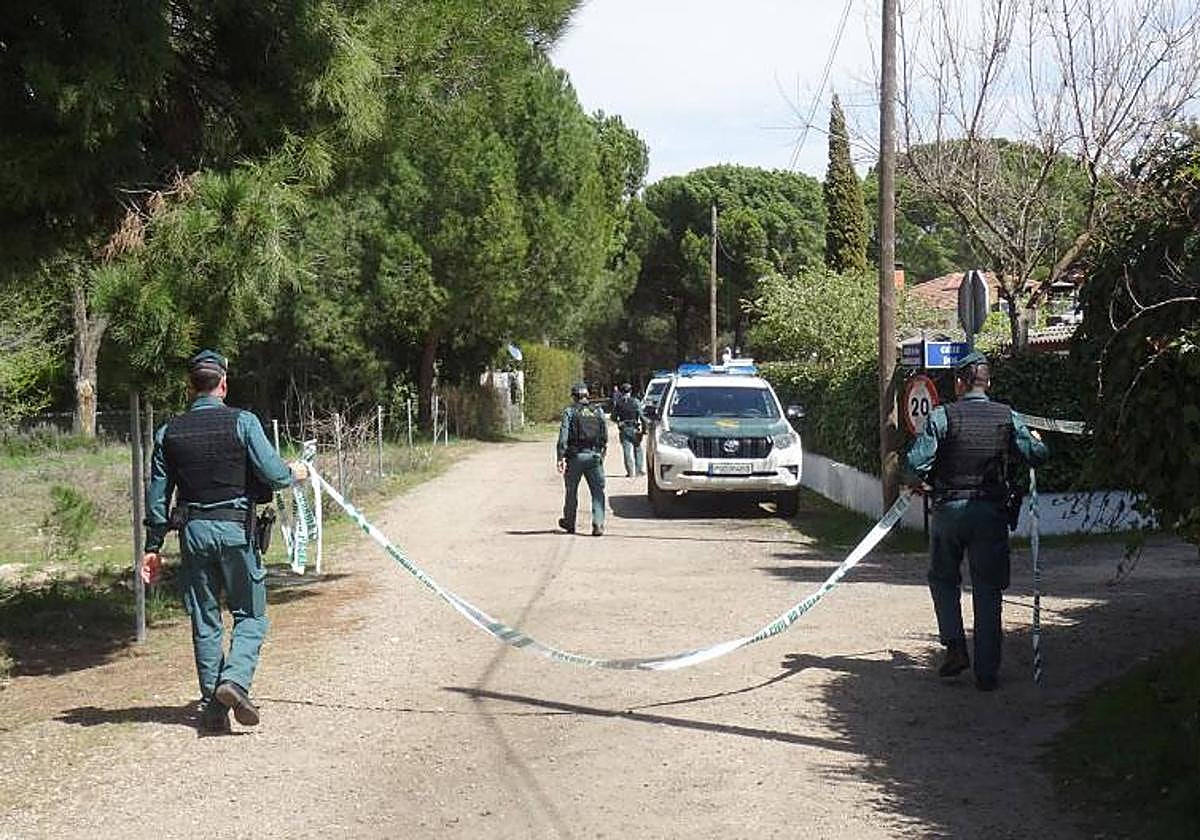 Agentes de la Guardia Civil acordonan una calle de El Romeral durante el registro del chalé de Óscar, en abril del año pasado.