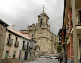 Calle de Villacastín, con la Iglesia de San Sebastián al fondo.