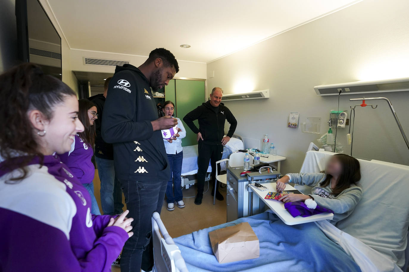 La visita de los deportistas a los hospitales de Valladolid, en imágenes