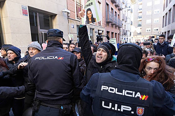 Agentes de policía contienen a los allegados de Esther López, que tratan de alcanzar el coche del investigado a la salida de los juzgados.