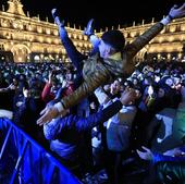 Miles de jóvenes celebran una nochevieja anticipada en la Plaza Mayor de Salamanca