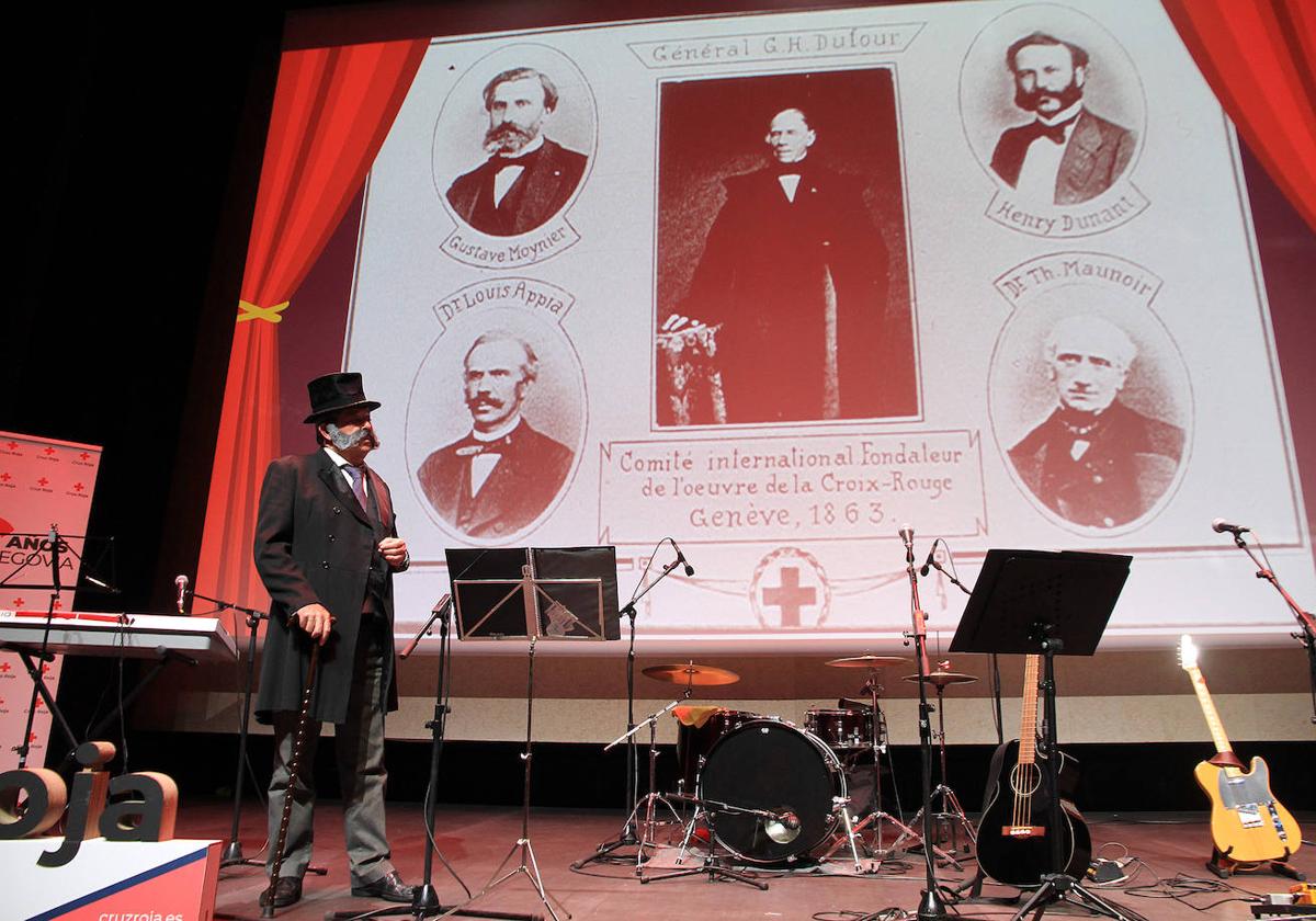 Un actor interpreta al fundador de la Cruz Roja durante la gala de la organización.