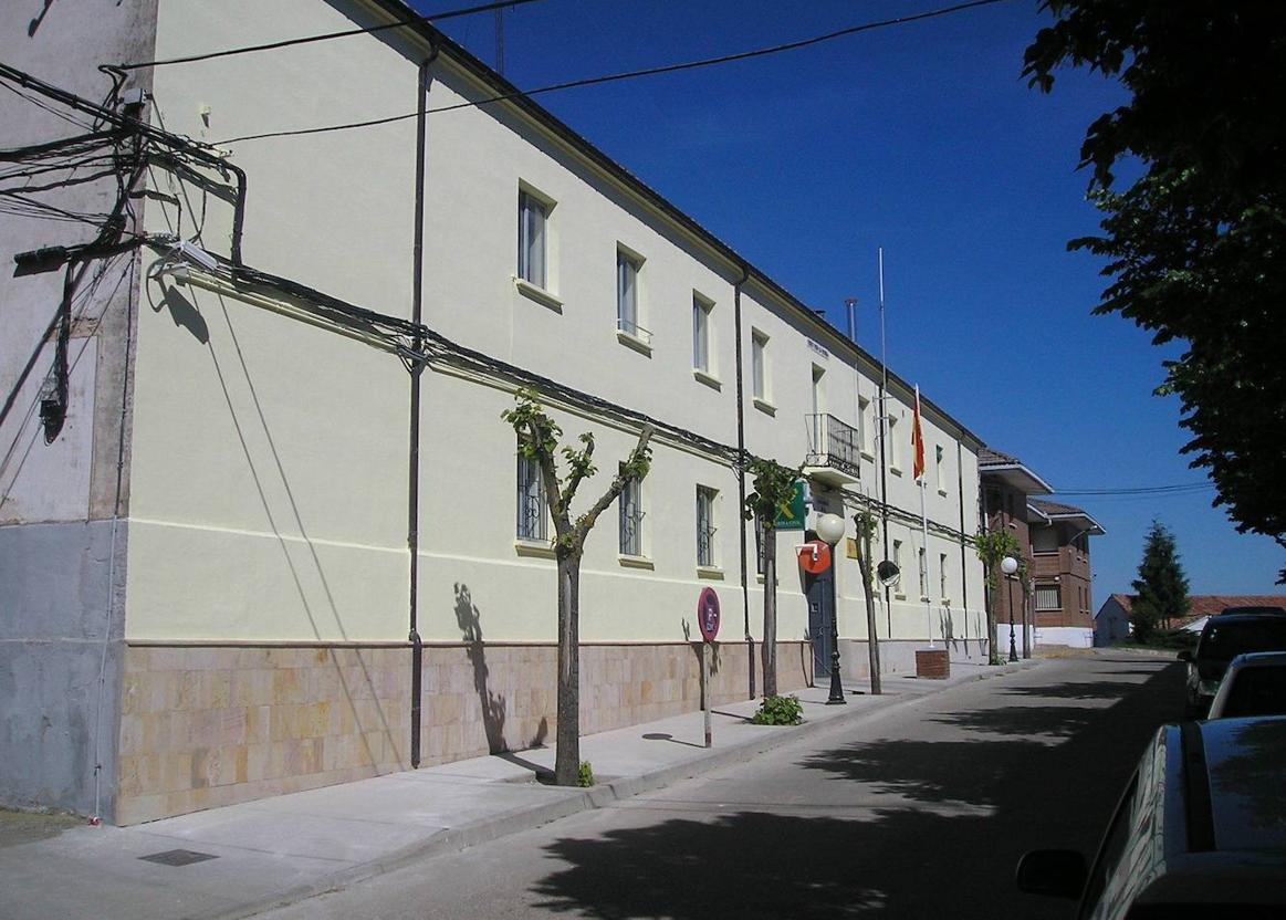 El riesgo de derrumbe obliga a desalojar a once familias de guardias del cuartel de Herrera