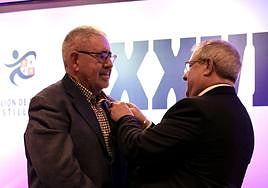 Félix de la Fuente recibe la insignia de oro de manos de Gerardo García.