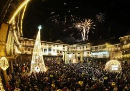La plaza Mayor de La Alberca iluminada por Ferrero Rocher