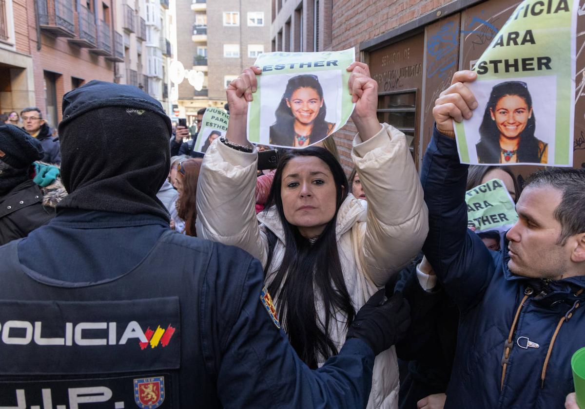 Inés, hermana de Esther López, delante del cordón policial.