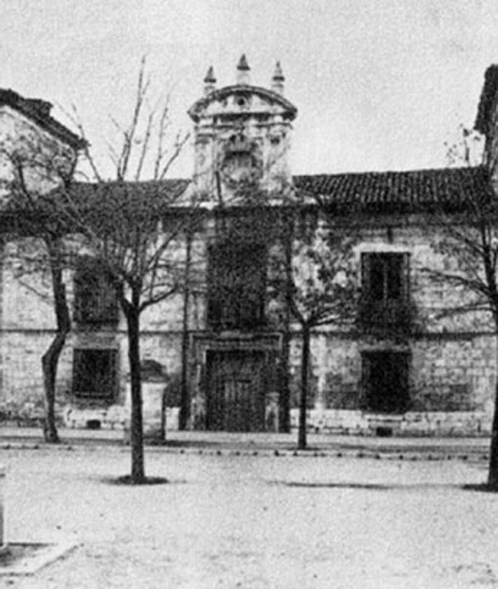 Imagen secundaria 2 - Arriba, Avenida de Alfonso XIII, donde estaba el estanco en el que se franqueó el paquete; abajo, Palacio de Correos y cárcel de Chancillería.