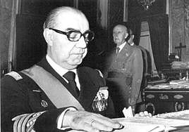 Carrero Blanco jura ante Franco el cargo de presidente del Gobierno, en junio de 1973.