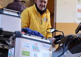 Prudencio Macías junto a su moto frente a la sede de la Asociación Leonesa de Esclerosis Múltiple.