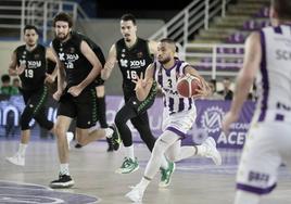 Mike Torres, baja por un espacio aproximado de mes y medio, corre el contraataque en el partido ante el Betis.