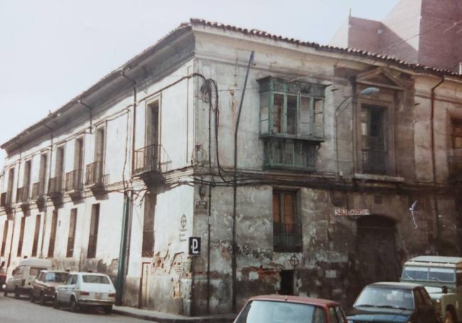 Aspecto del palacio de los Miranda antes de la reforma, con la puerta original.