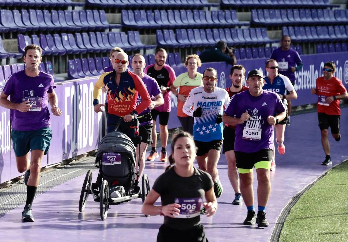 Participantes en la edición de 2022 corren los últimos metros en el interior del estadio.