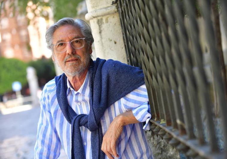 'Toño Candeal', fotografiado para la entrevista junto al edificio histórico de la Universidad de Valladolid.