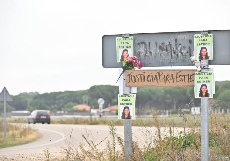 Numerosos carteles, en la curva en la que se halló el cuerpo sin vida de Esther López.