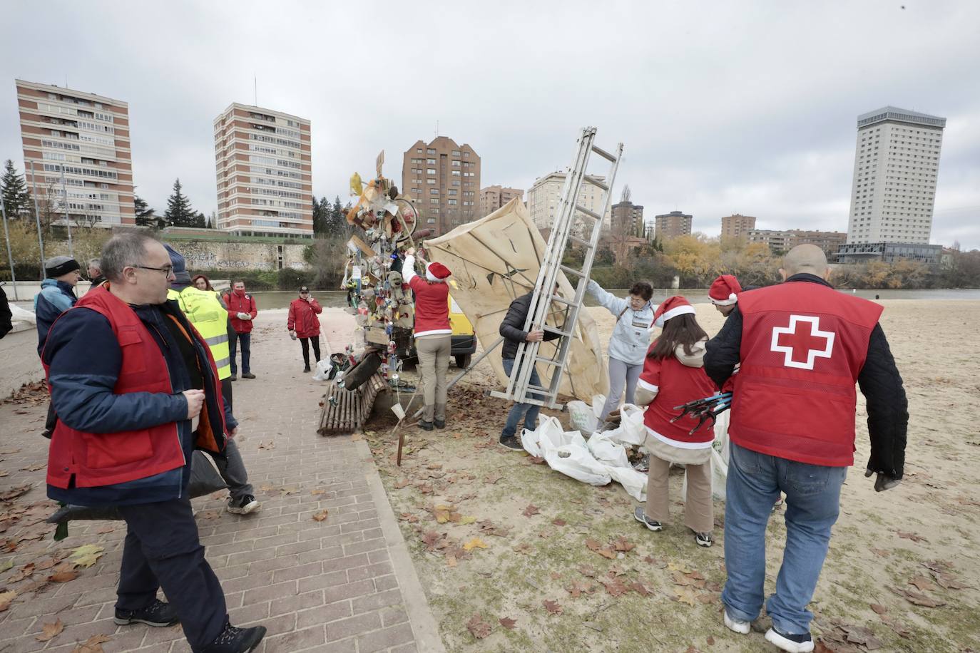 Imágenes del árbol de Navidad hecho con basura del río