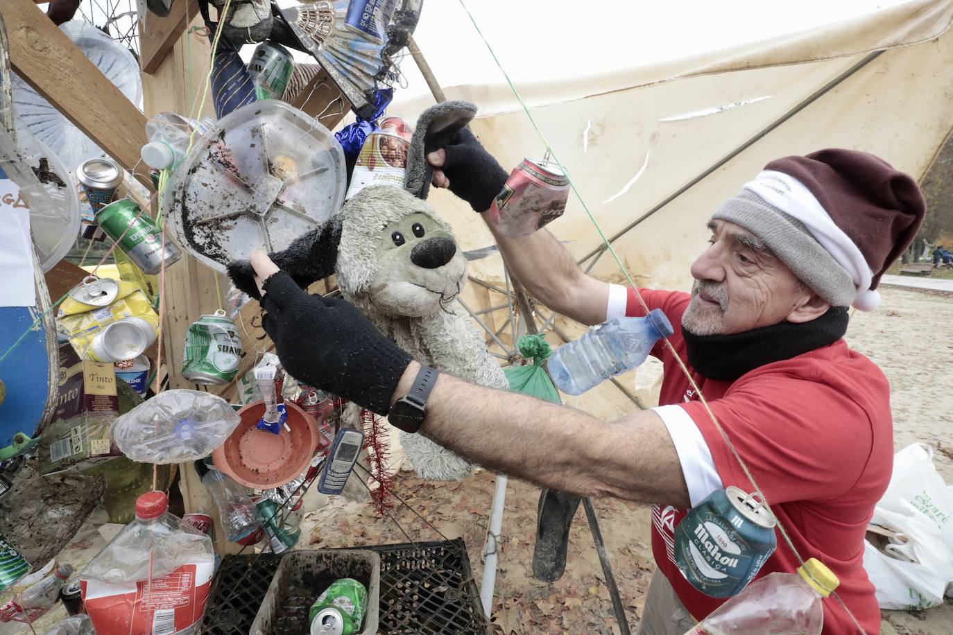 Imágenes del árbol de Navidad hecho con basura del río