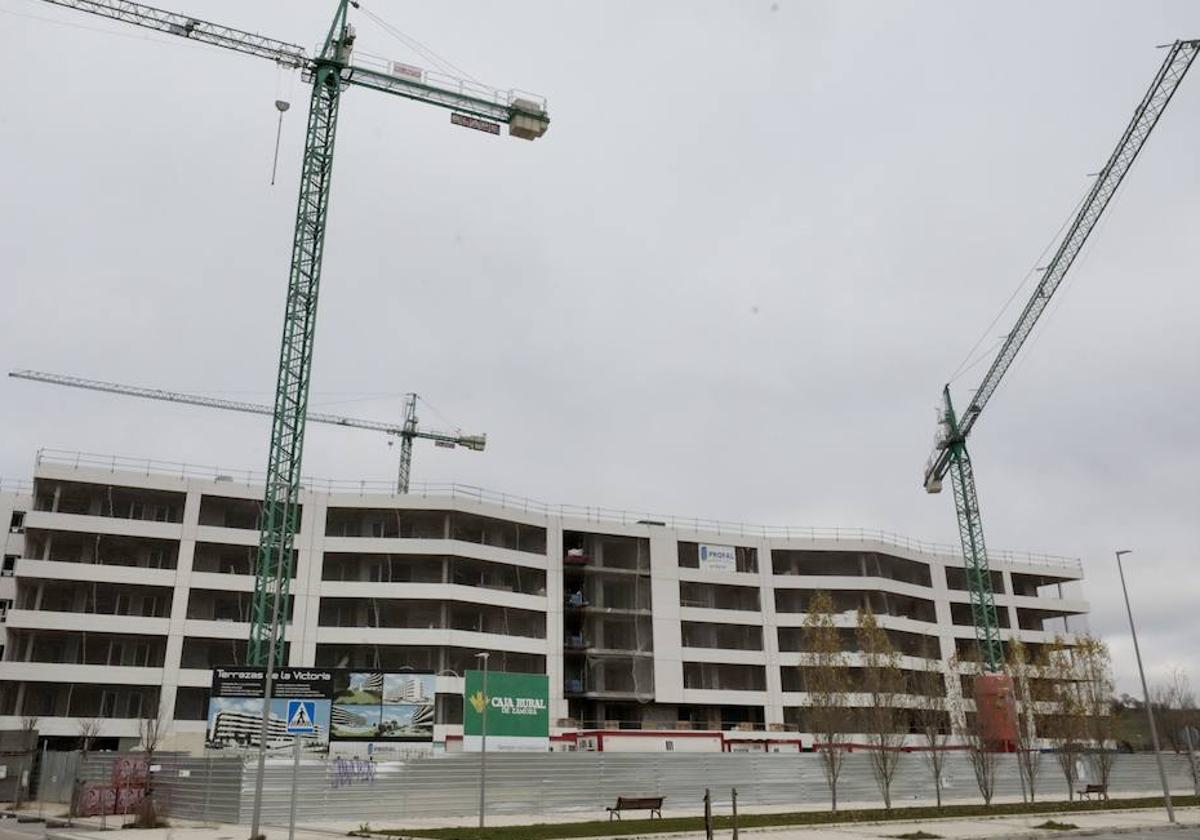 Construcción de viviendas junto a la avenida de Burgos.