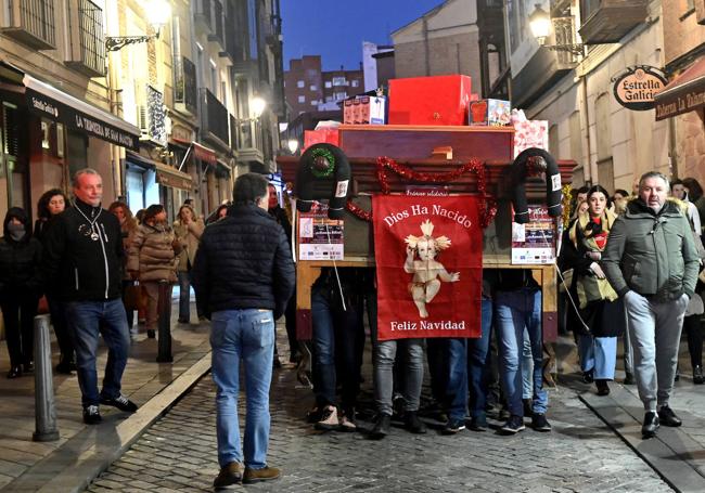 Ensayo solidario de cofrades con la banda de cornetas y tambores de la Piedad.