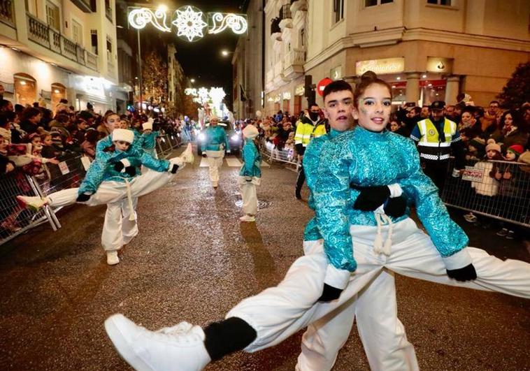 Un grupo de acróbatas, entre los participantes en la Cabalgata de Papá Noel.