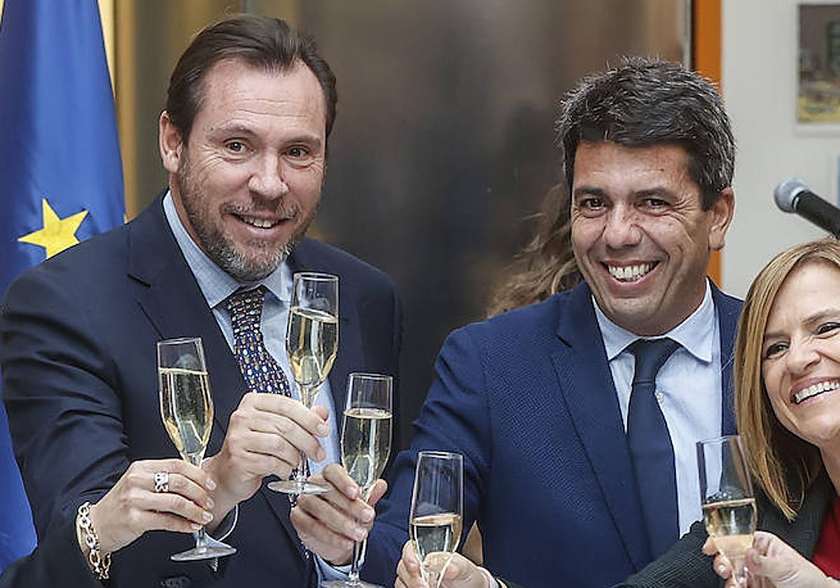 El ministro Óscar Puente, y el president de la Generalitat, Carlos Mazón; brindan tras la visita del priemro al puerto de Valencia el pasado jueves.