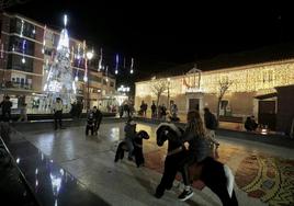 La iluminación de la Plaza Mayor de Laguna de Duero ha recibido ya centenares de visitas.