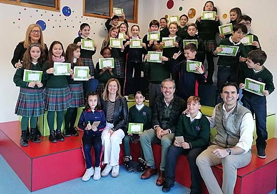 Los escolares de Medina posan con Santiago Mora y Guzmán Gómez.