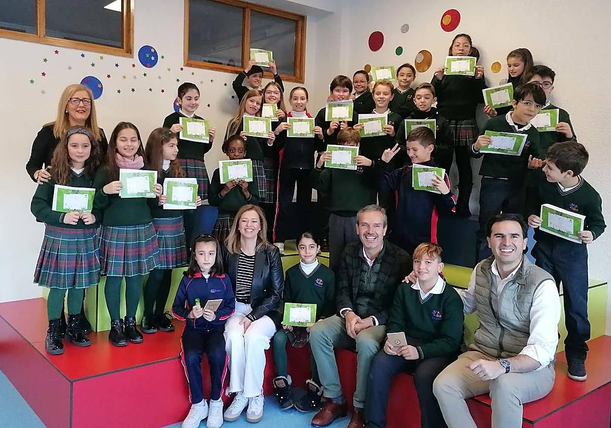 Los escolares de Medina posan con Santiago Mora y Guzmán Gómez.