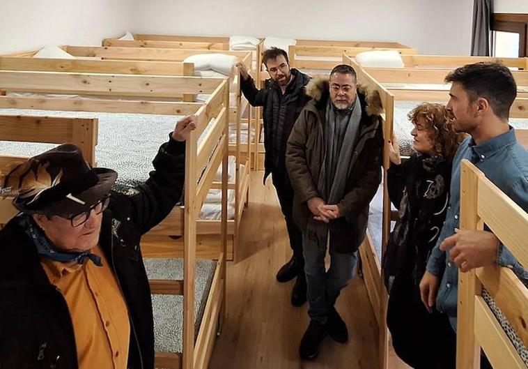 José Miguel Mozo, a la derecha, con algunos invitados en una de las habitaciones.