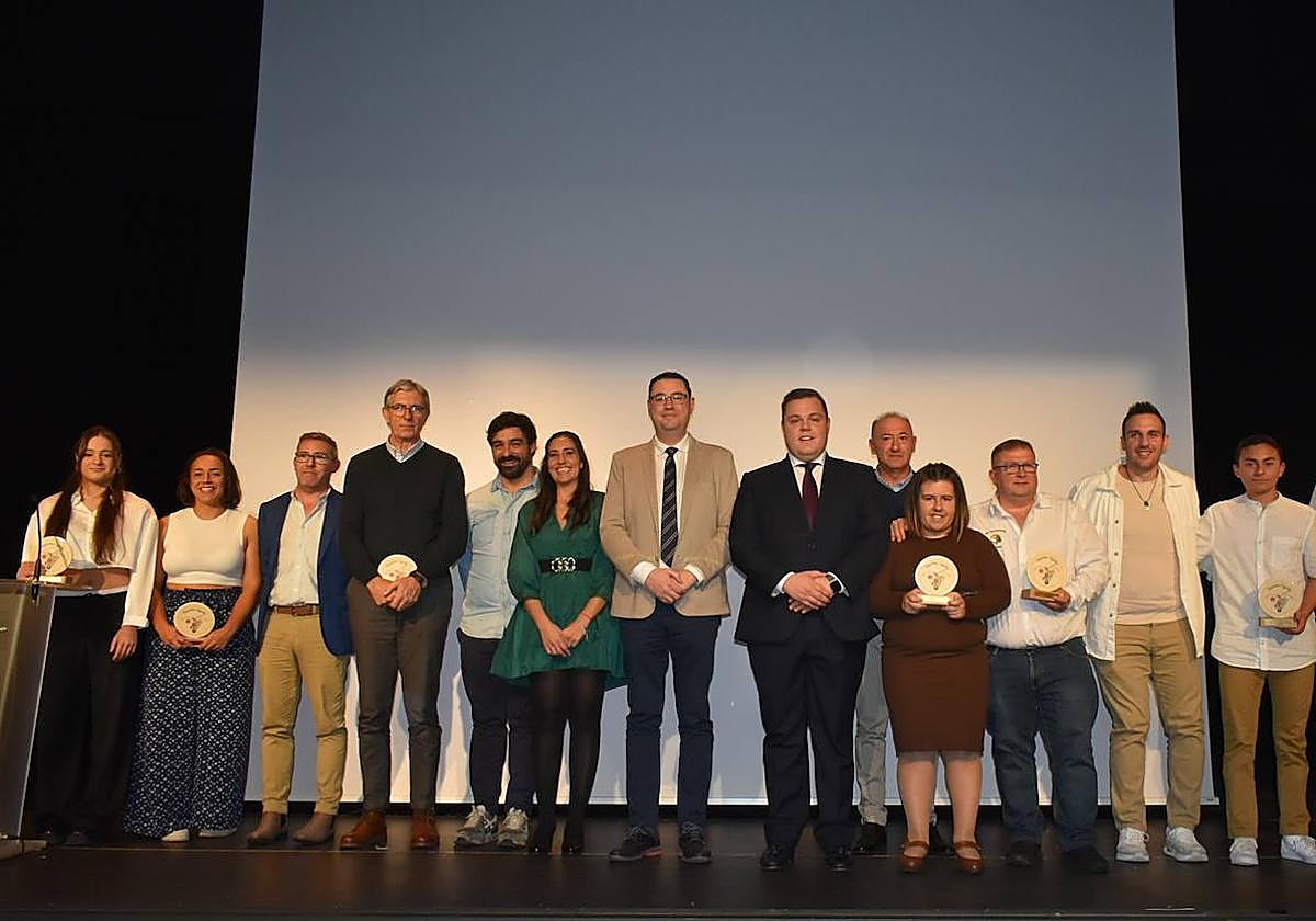 Foto de familia de los premiados en la II Gala del deporte de Cigales.