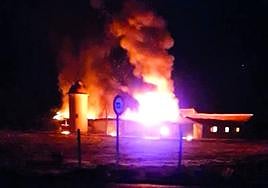 Las llamas devoran la nave agrícola.