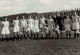 Una formación blanquivioleta de la temporada 1930-31, antes de un partido contra el Logroñés en el campo de la Sociedad Taurina. Grande es el primero, de izquierda a derecha.