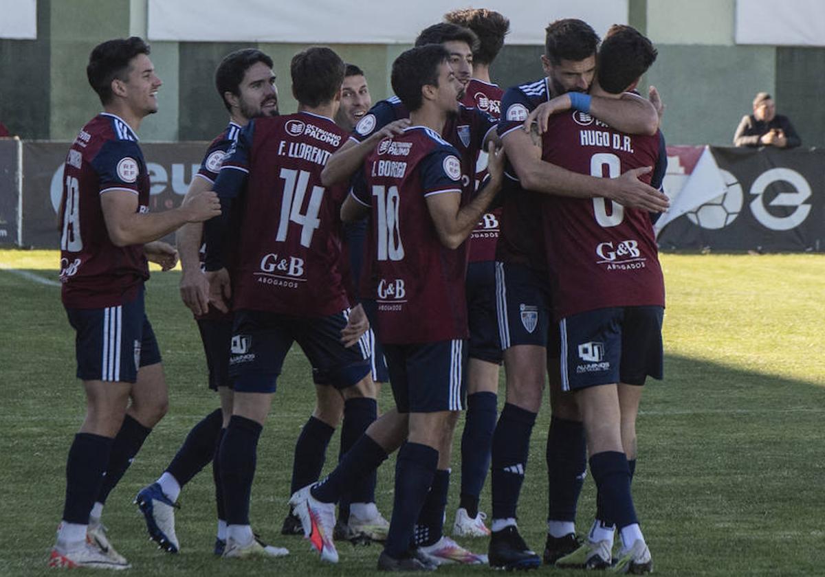 Celebración de un gol por parte de los jugadores de la Gimnástica Segoviana.