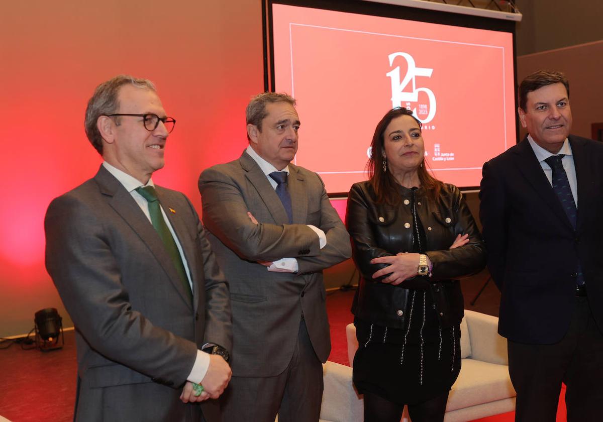 El consejero de Industria, a la izquierda, con el presidente de la Cámara de Comercio de Palencia, la alcaldesa de la ciudad y el consejero de Economía, este lunes en la conmemoración de los 125 años.