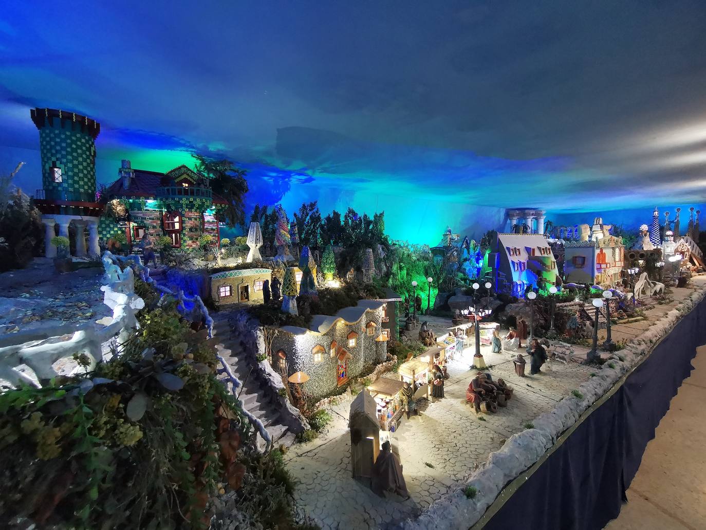 El colegio La Salle se inspira en Gaudí para su belén