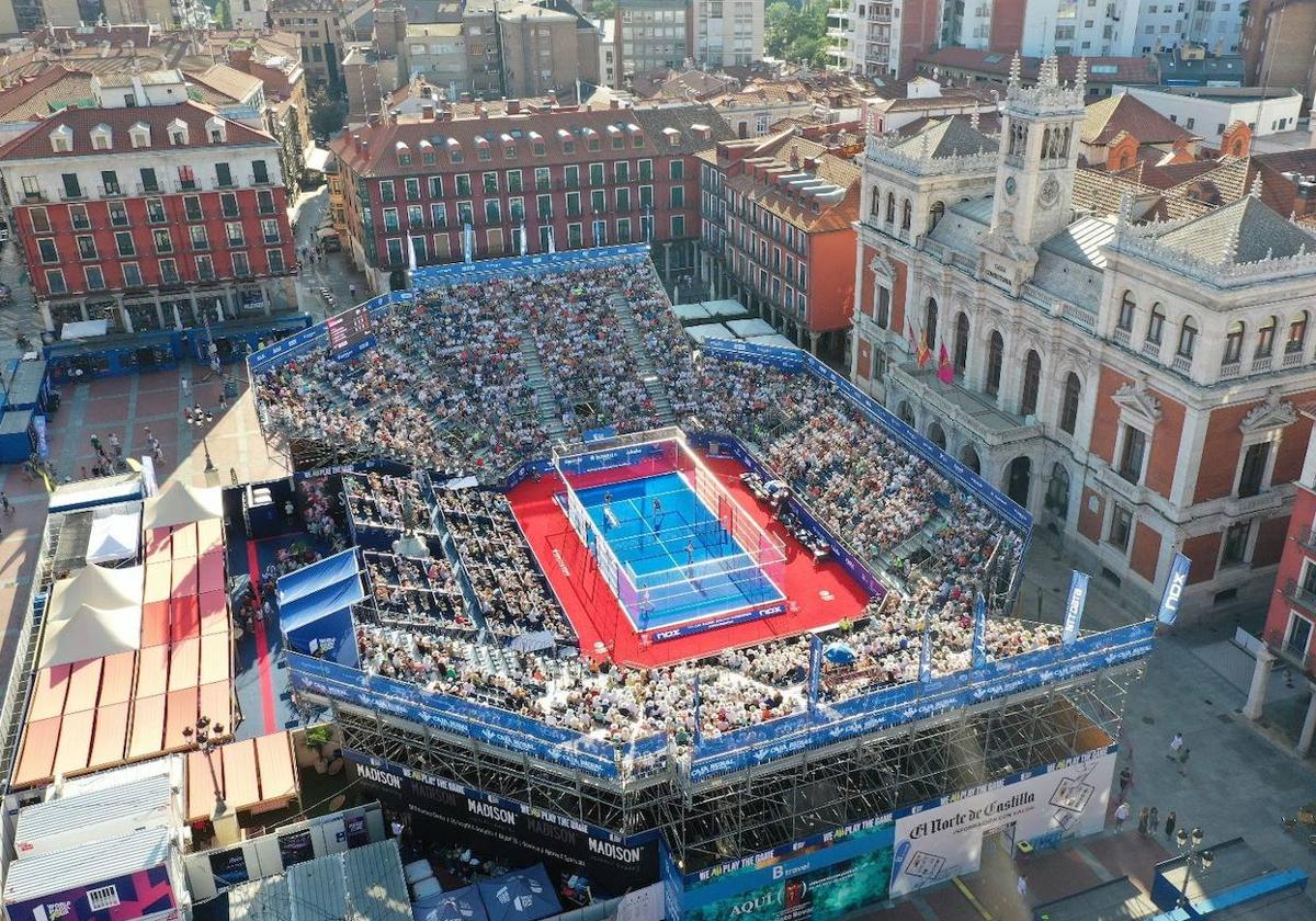 Vista panorámica de la pista de pádel instalada en el corazón de la Plaza Mayor.