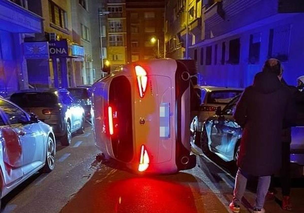 Coche volcado en la calle Curtidores de Segovia.