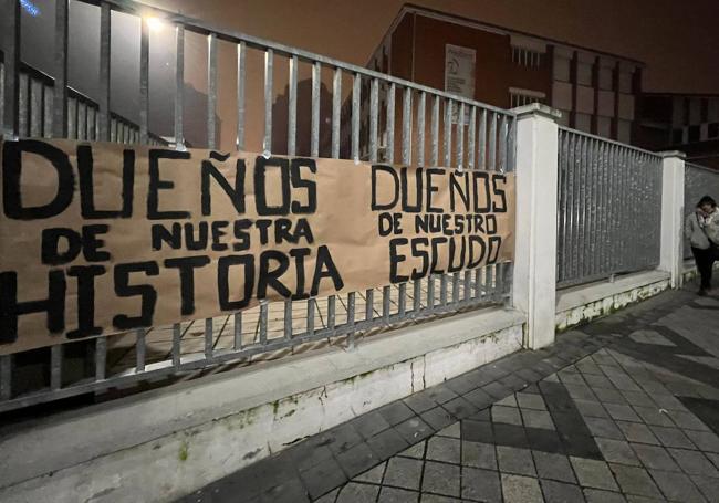 Pancarta colocada en la fachada del colegio Agustinas.