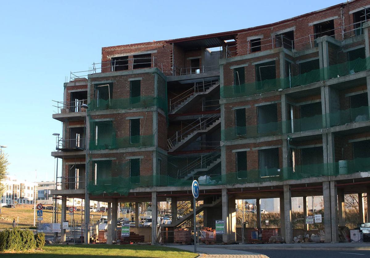 Un bloque de pisos en construcción en el barrio de Comunidad de Ciudad y Tierra.