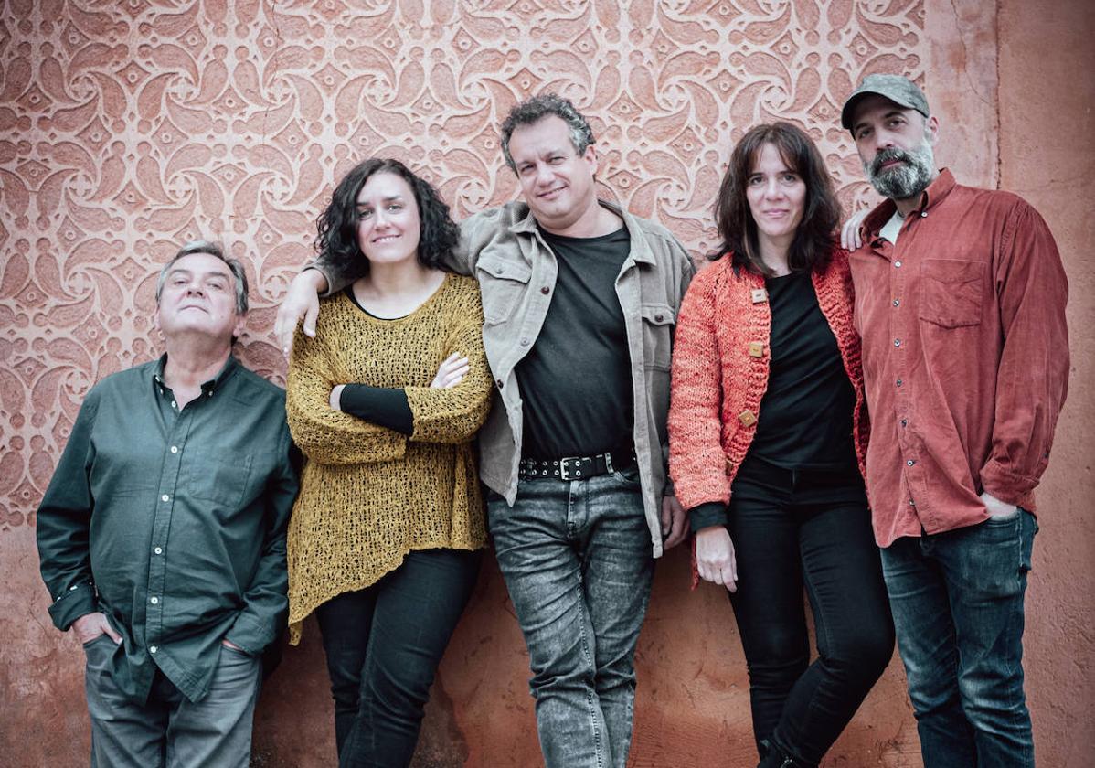 De izquierda a derecha, Juanma Moreno, Marina Solís, Germán Herranz, Isabel Zamora 'Ababa' y Rodrigo Muñoz.