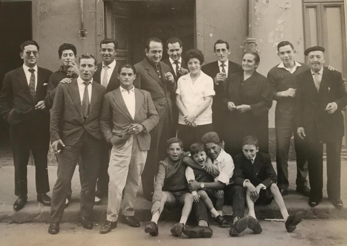 Imagen secundaria 1 - Arriba, José Carlos Martín y Carlos Martín, hijo y nieto de Cipriano. abajo, los trabajadores del comercio familiar en los años sesenta y Cipriano Martín, el fundador de la panadería y pastelería de Medina del Campo.