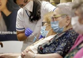 Una enfermera pone una dosis de recuerdo de la vacuna del covid-19 para los mayores de 80.