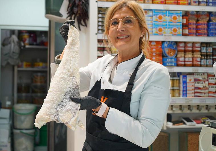 Esther Riolobos muestra un filete de bacalao en el Mercado del Val.