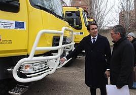 El consejero de Medio Ambiente, Juan Carlos Suárez-Quiñones (izquierda), este martes durante la entrega de los vehículos.